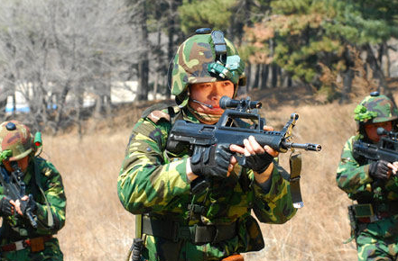 此教官曾在云南省軍區司令部特種偵察連服役，服役期間表現突出，多次參加武裝偵察集訓，獲得優(yōu)秀標兵，有著(zhù)過(guò)硬軍事素質(zhì)。